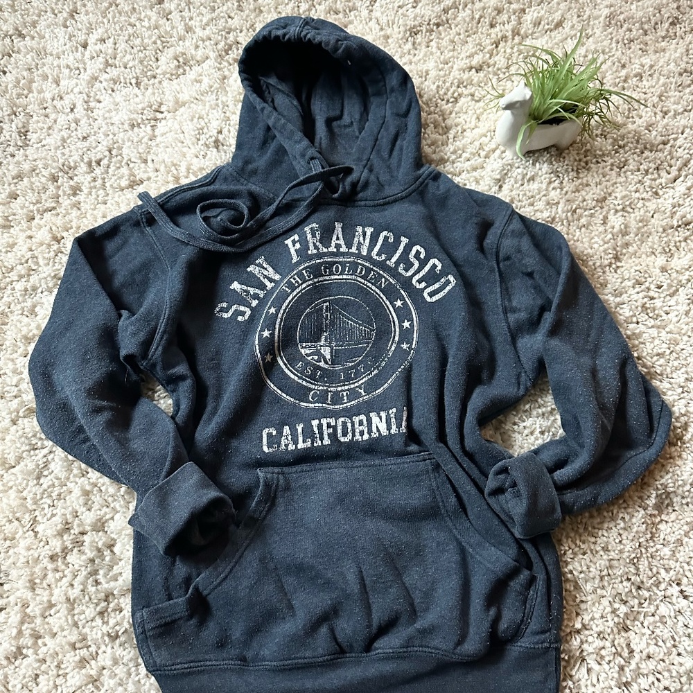 Preppy Casual San Francisco California navy blue vintage street style ho…